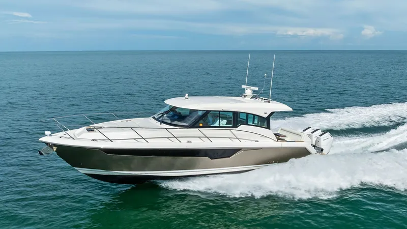 Slide: The Image of Starboard Side View in Motion This image showcases the sleek starboard side of the 2025 Tiara Yachts 48LE, cruising effortlessly through open waters. The vessel features a streamlined hull design and a spacious cockpit, emphasizing both style and performance. Its powerful outboard eng - 7403672