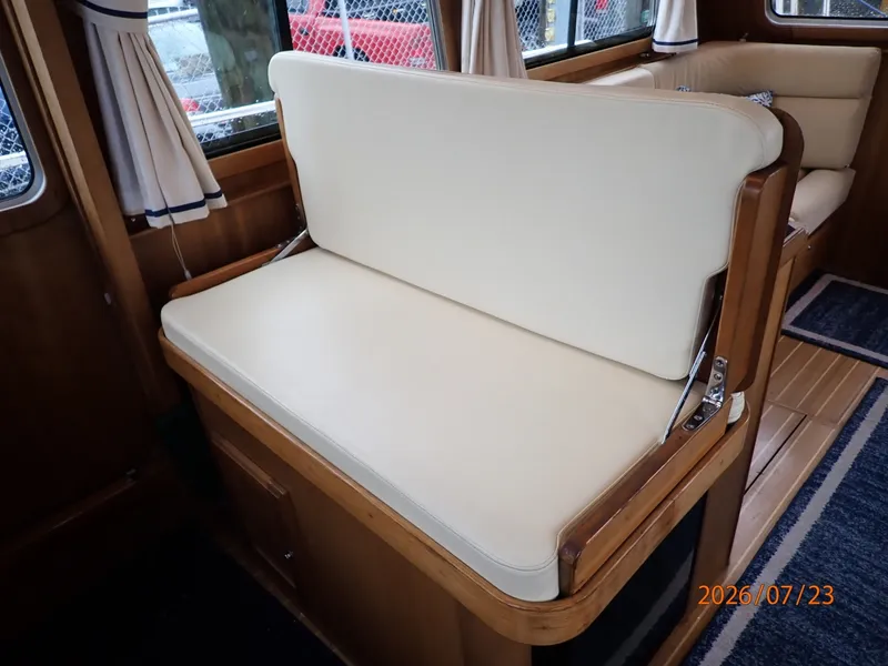 Slide: The Image of 42' Sabre lower helm helm seat1 - 7216003