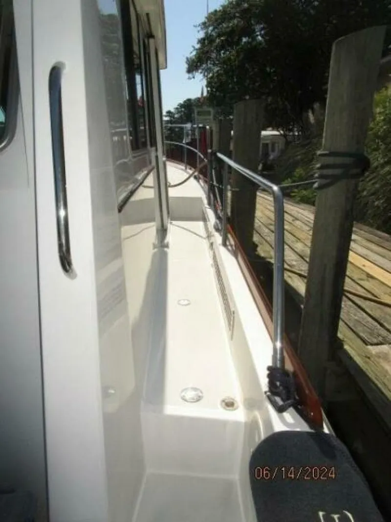 Slide: The Image of 42' Sabre starboard side deck2 - 7384972