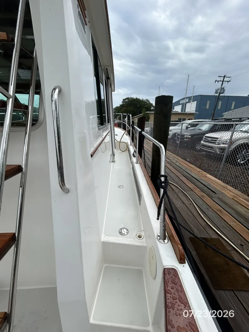 Slide: The Image of 42' Sabre starboard side deck1 - 7216030