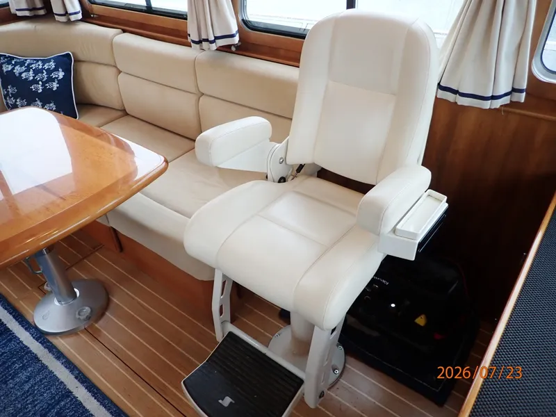 Slide: The Image of 42' Sabre lower hem mate seat - 7216018