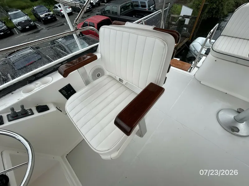Slide: The Image of 42' Sabre flybridge helm seat - 7215981