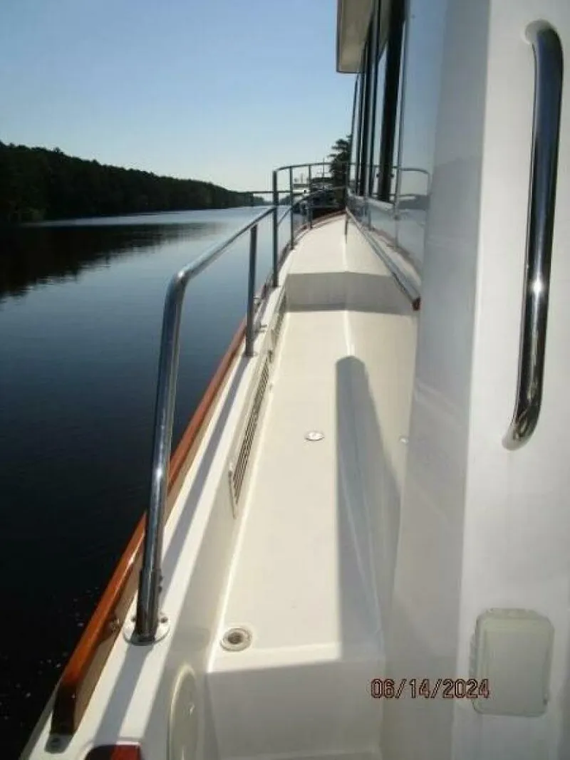 Slide: The Image of 42' Sabre port side deck2 - 7384970