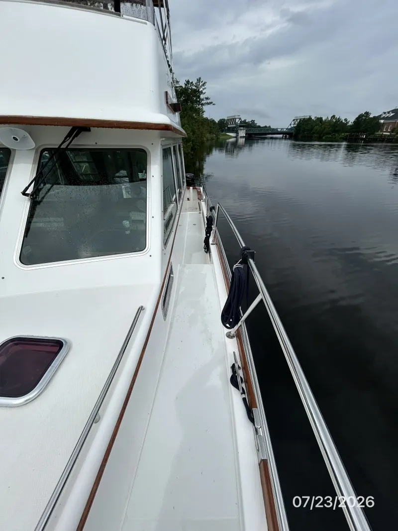 Slide: The Image of 42' Sabre port side deck2 - 7216014