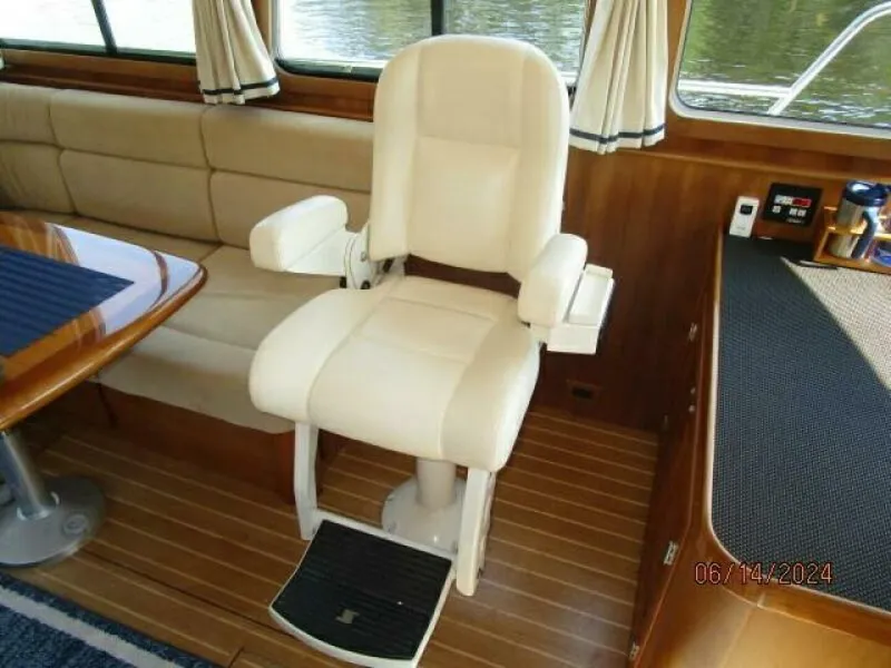 Slide: The Image of 42' Sabre lower helm mate seat - 7385007