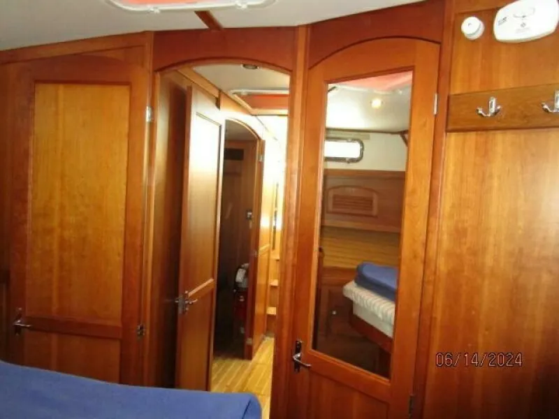 Slide: The Image of 42' Sabre master stateroom aft - 7385014