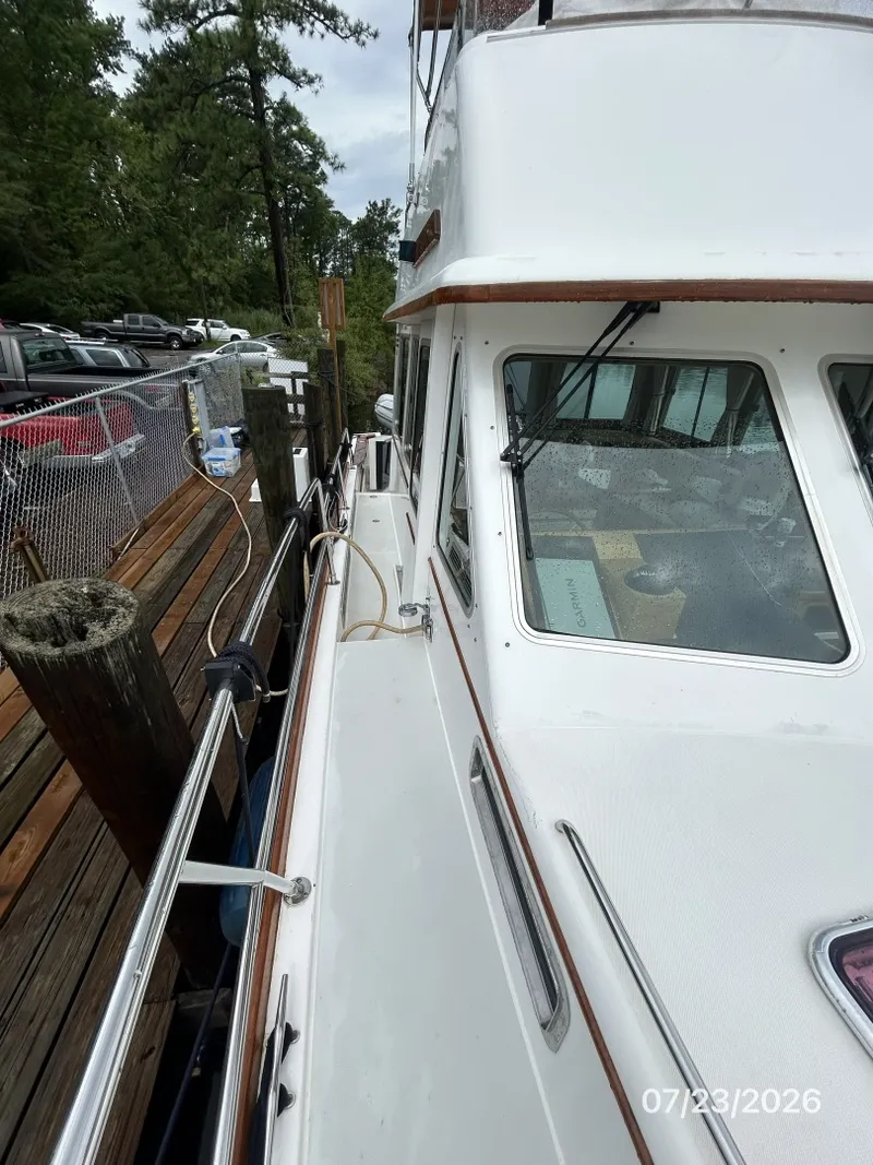 Slide: The Image of 42' Sabre starboard side deck2 - 7216029