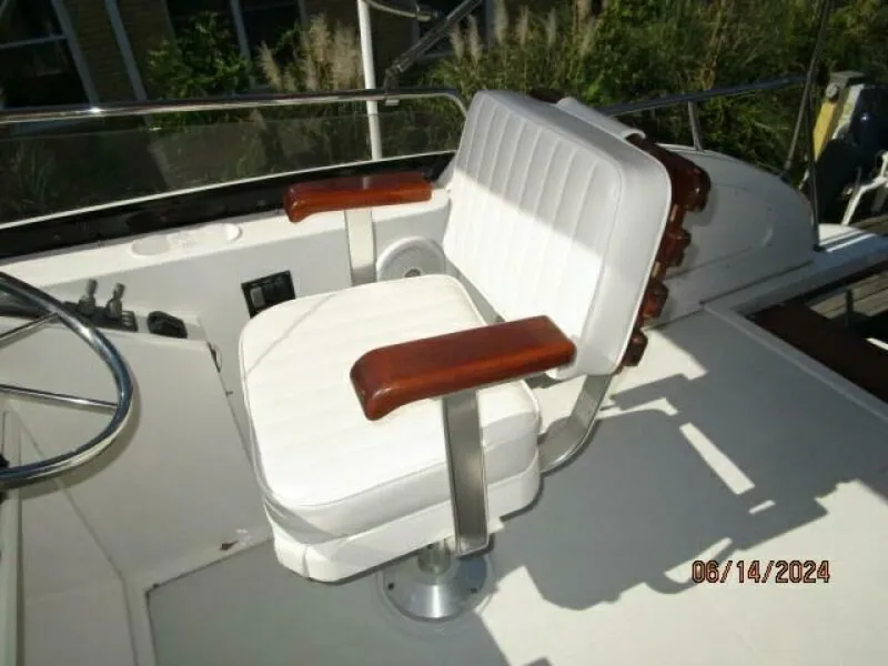 Slide: The Image of 42' Sabre flybridge helmseat - 7384980