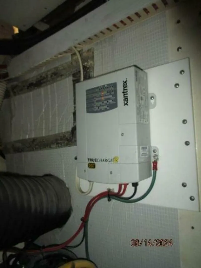 Slide: The Image of 42' Sabre battery charger - 7385032