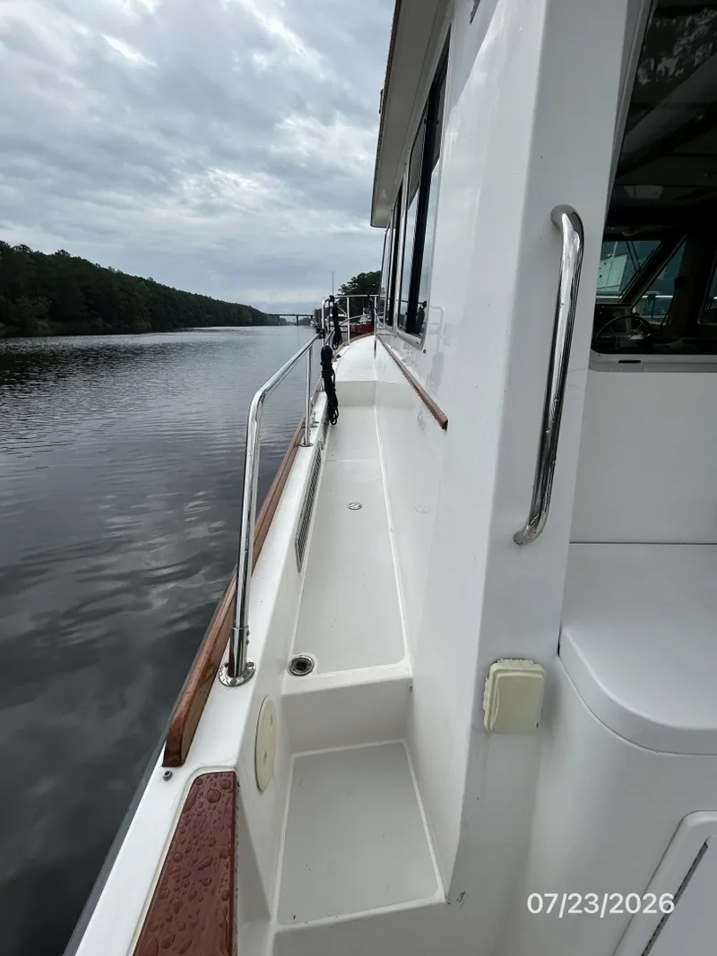 Slide: The Image of 42' Sabre port side deck1 - 7216015