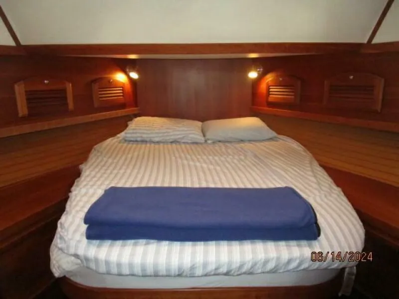 Slide: The Image of 42' Sabre master stateroom - 7385011