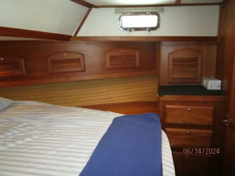 Slide: The Image of 42' Sabre master stateroom starboard - 7385013