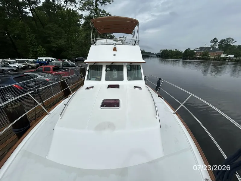 Slide: The Image of 42' Sabre foredeck aft - 7215986