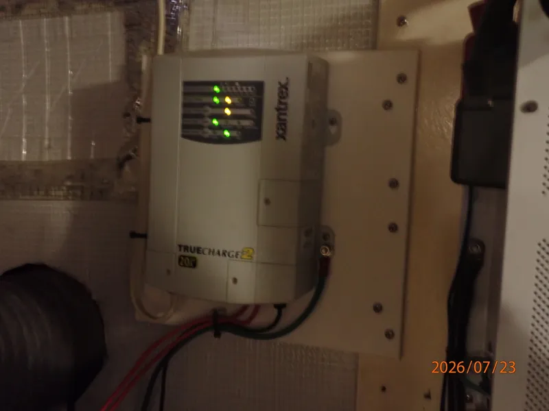 Slide: The Image of 42' Sabre battery charger - 7215965