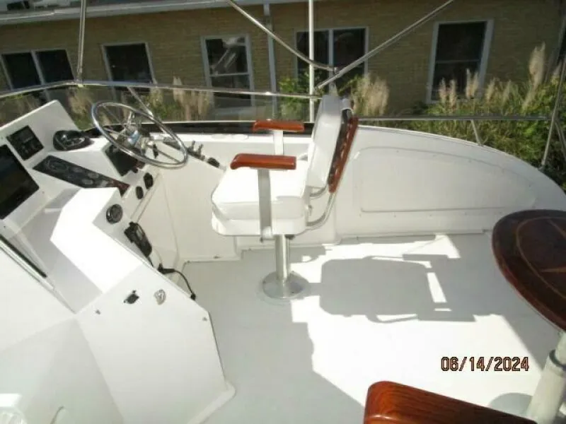 Slide: The Image of 42' Sabre flybridge starboard - 7384977