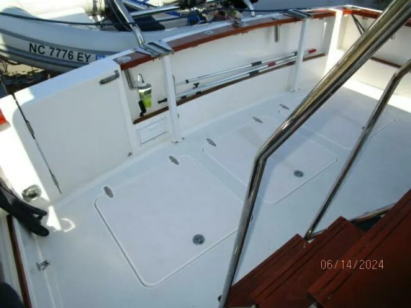 Slide: The Image of 42' Sabre cockpit2 - 7384986