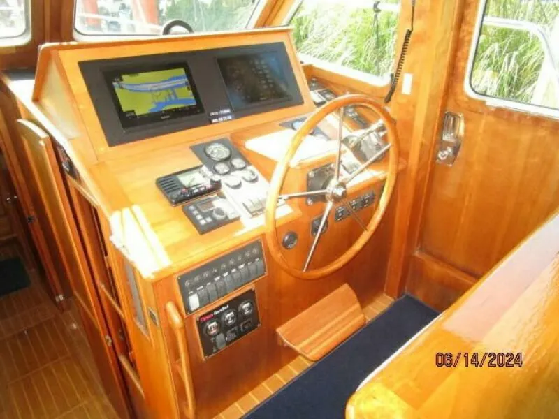 Slide: The Image of 42' Sabre lower helm1 - 7385004