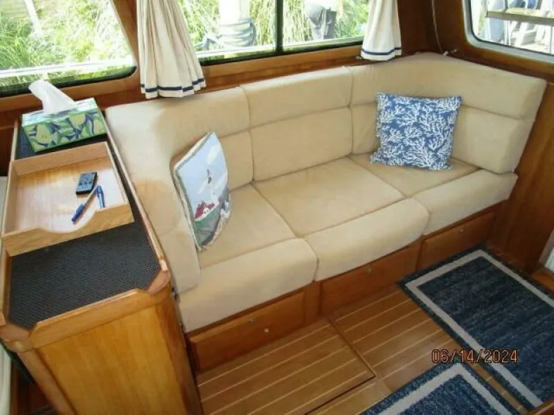 Slide: The Image of 42' Sabre salon starboard seating1 - 7385001