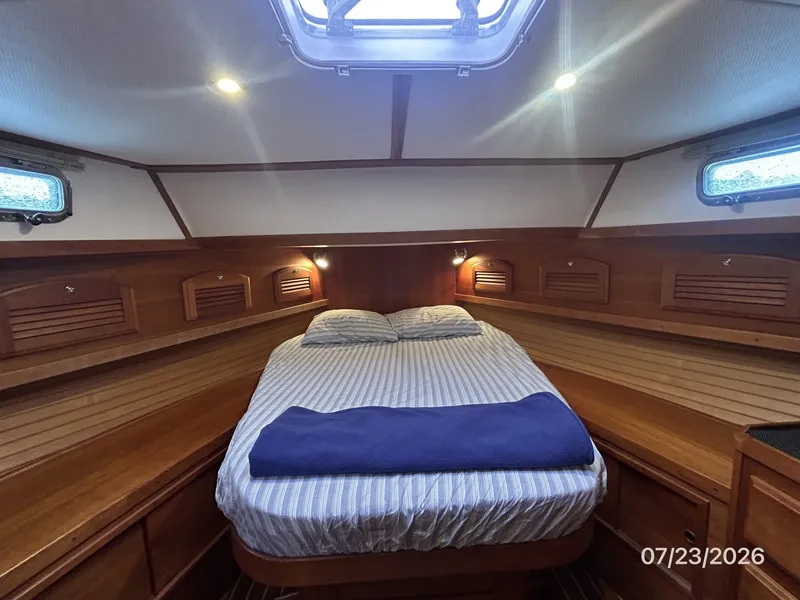 Slide: The Image of 42' Sabre master stateroom - 7216008