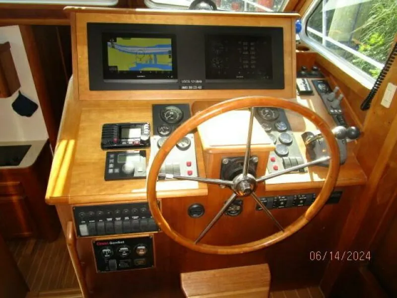 Slide: The Image of 42' Sabre lower helm2 - 7385005