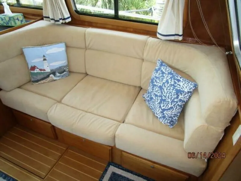 Slide: The Image of 42' Sabre salon starboard seating2 - 7385002