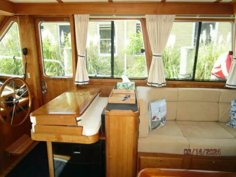 Slide: The Image of 42' Sabre salon starboard - 7384999