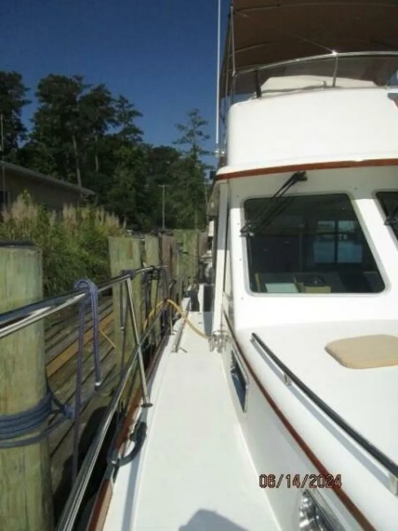 Slide: The Image of 42' Sabre starboard side deck1 - 7384971