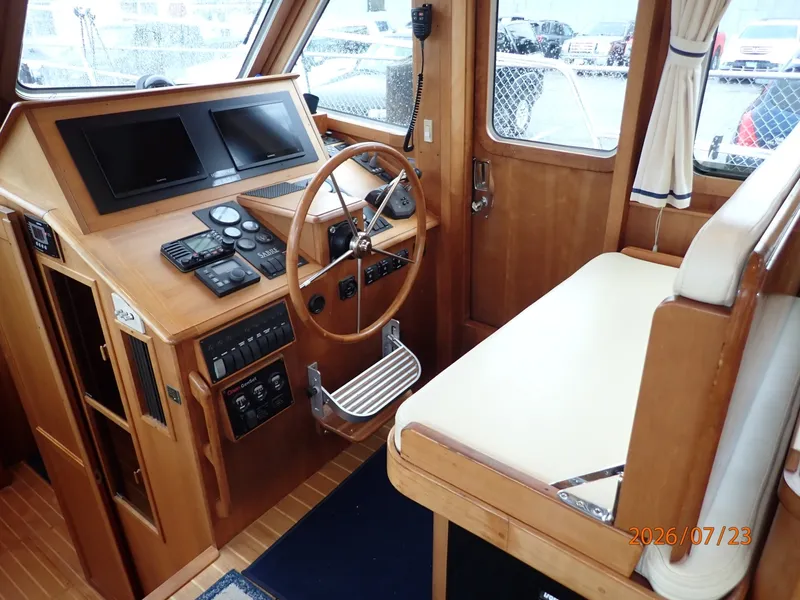 Slide: The Image of 42' Sabre lower helm1 - 7216004