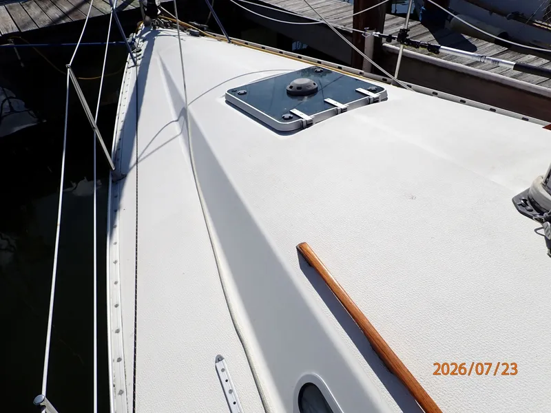 Slide: The Image of 35' Scanmar foredeck2 - 7216288