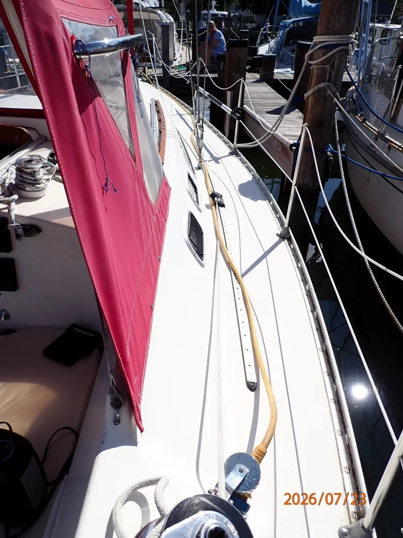 Slide: The Image of 35' Scanmar starboard side deck - 7216312