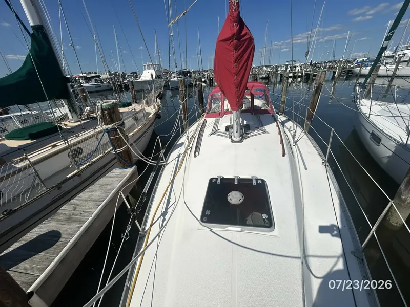 Slide: The Image of 35' Scanmar foredeck aft - 7216286