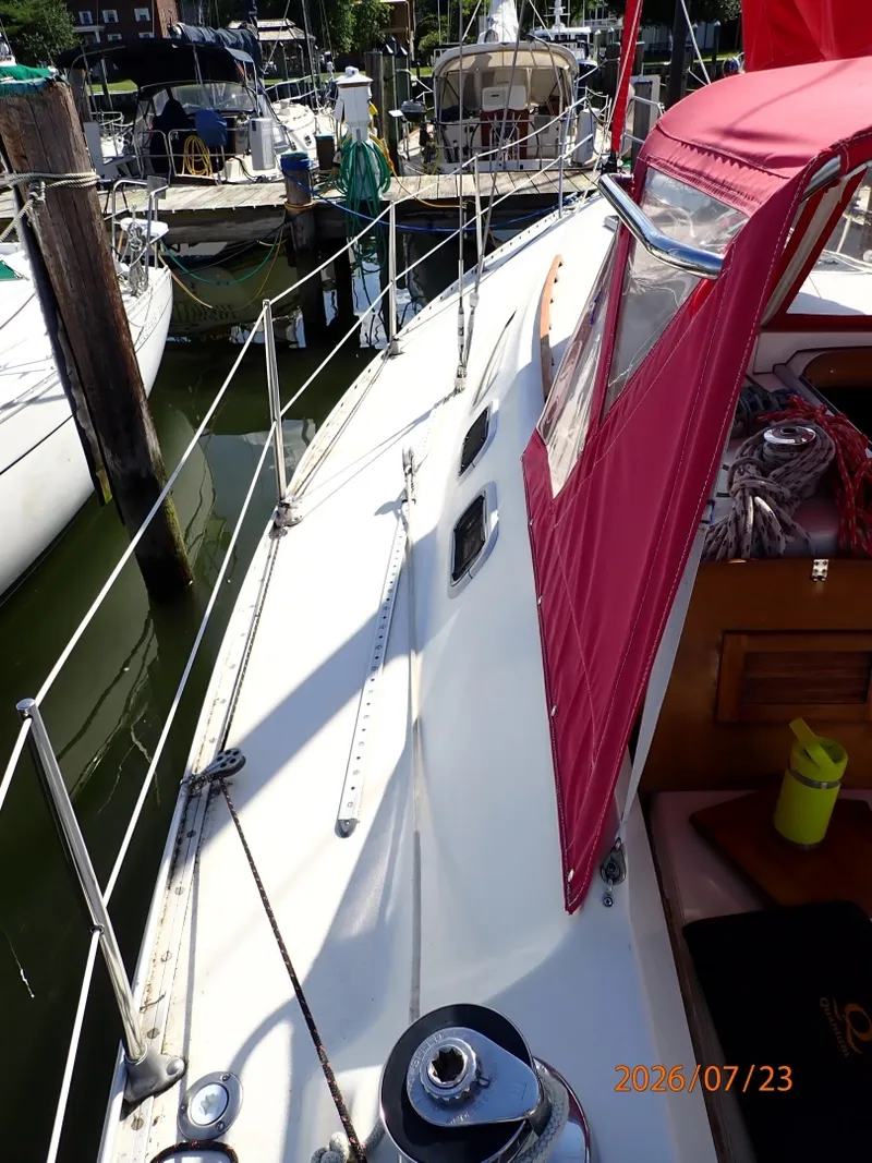 Slide: The Image of 35' Scanmar port side deck - 7216300