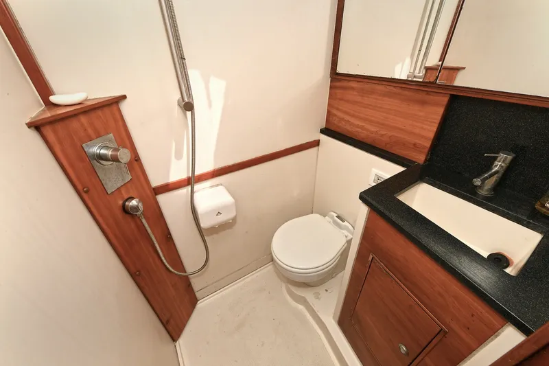 Slide: The Image of 2008 Hanse 470e Head Owners - 7220428