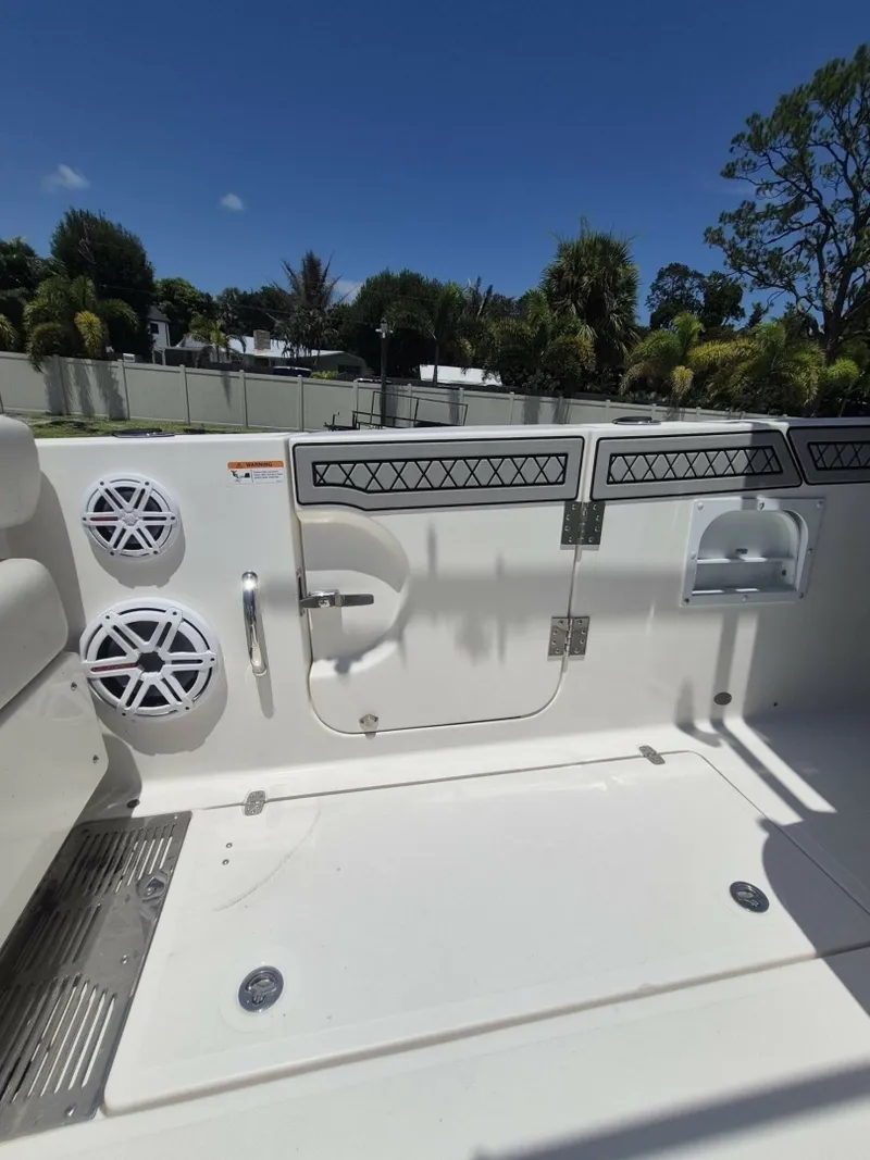 Slide: The Image of Wellcraft 35 JOKER'S JEWEL - Exterior Cockpit 2019 Wellcraft 352 JOKER'S JEWEL - 7650016