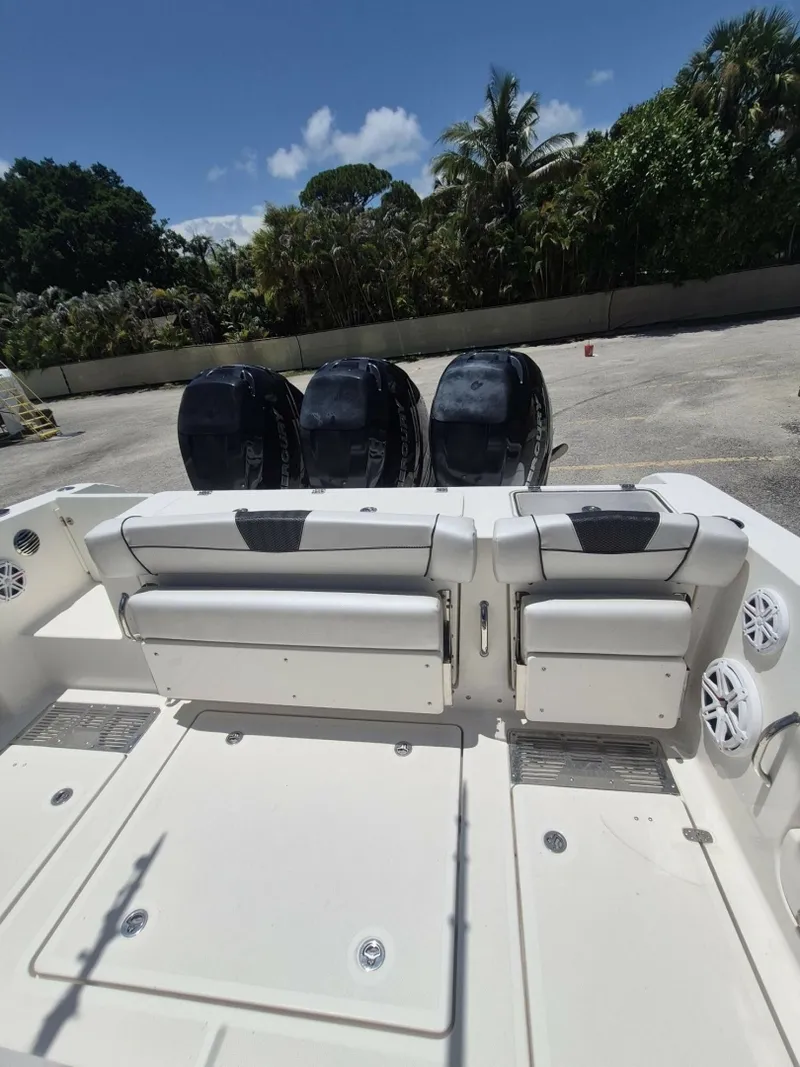 Slide: The Image of Wellcraft 35 JOKER'S JEWEL - Exterior Cockpit 2019 Wellcraft 352 JOKER'S JEWEL - 7219923