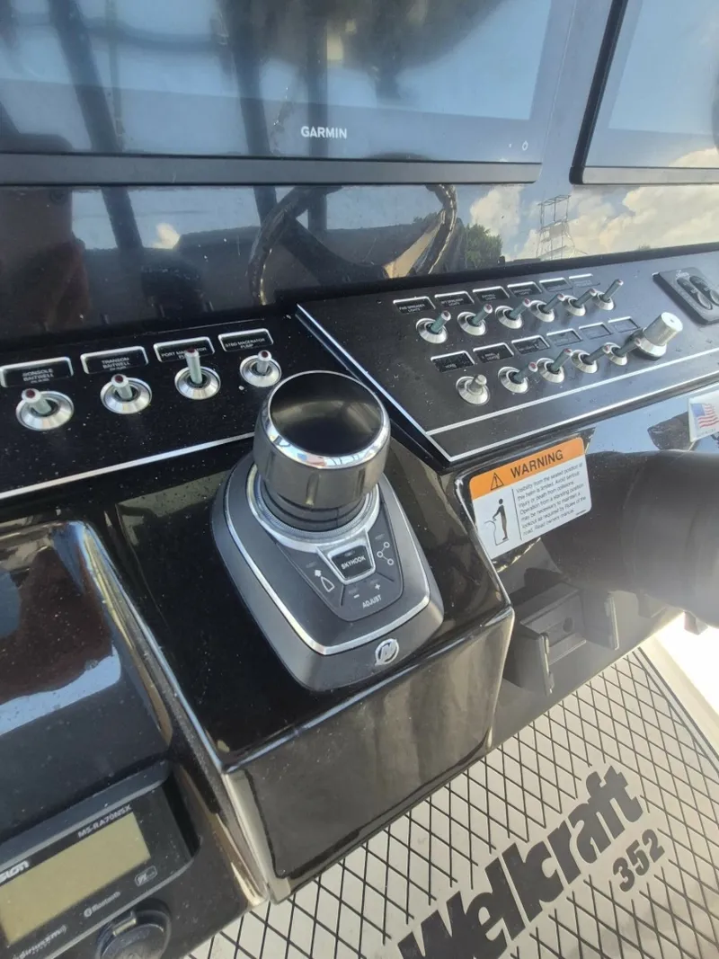 Slide: The Image of Wellcraft 35 JOKER'S JEWEL - Exterior Helm 2019 Wellcraft 352 JOKER'S JEWEL - 7219929