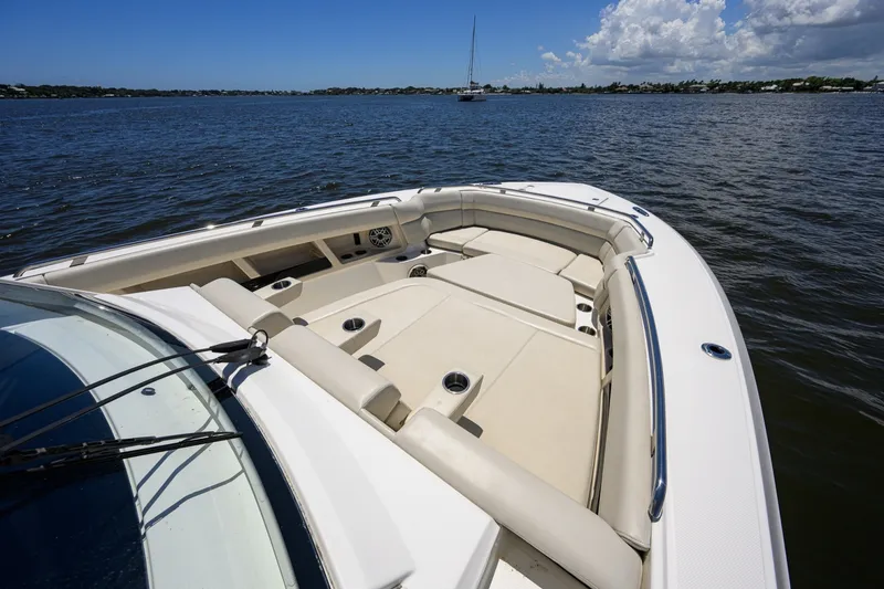 Slide: The Image of Boston Whaler 35 - DERRYN - Bow 2020 Boston Whaler 350 Realm - DERRYN - 7684410