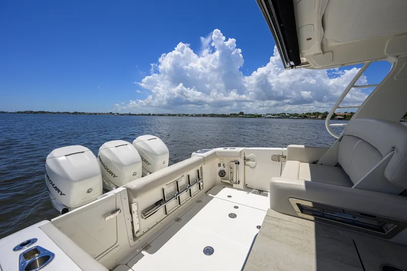 Slide: The Image of Boston Whaler 350 Realm 2020 - 7405537