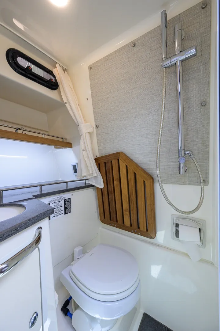 Slide: The Image of Boston Whaler 350 Realm 2020 - 7405565