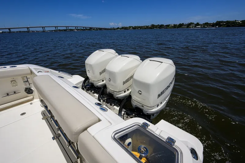 Slide: The Image of Boston Whaler 350 Realm 2020 - 7405559