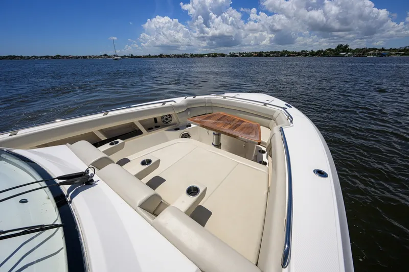 Slide: The Image of Boston Whaler 35 - DERRYN - Bow 2020 Boston Whaler 350 Realm - DERRYN - 7684411
