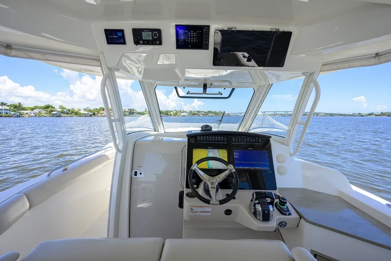 Slide: The Image of Boston Whaler 35 - DERRYN - Helm 2020 Boston Whaler 350 Realm - DERRYN - 7684420