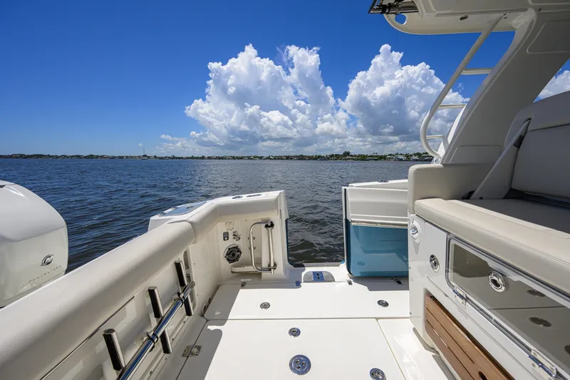 Slide: The Image of Boston Whaler 350 Realm 2020 - 7405545