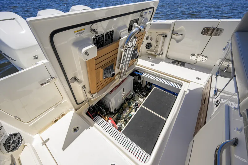 Slide: The Image of Boston Whaler 350 Realm 2020 - 7405547