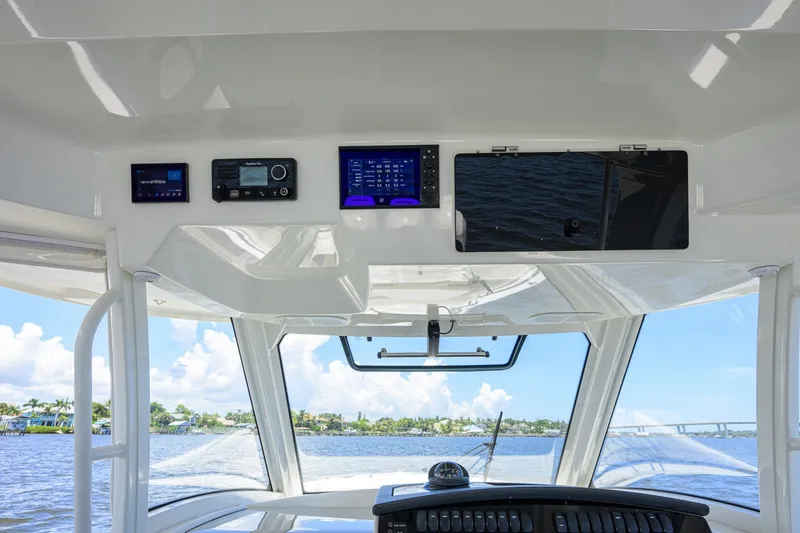 Slide: The Image of Boston Whaler 350 Realm 2020 - 7405575