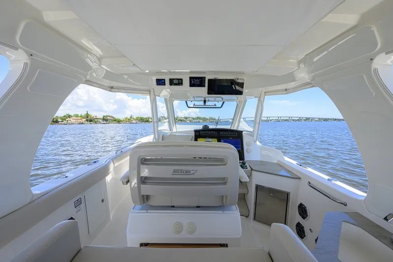 Slide: The Image of Boston Whaler 35 - DERRYN - Helm 2020 Boston Whaler 350 Realm - DERRYN - 7684416