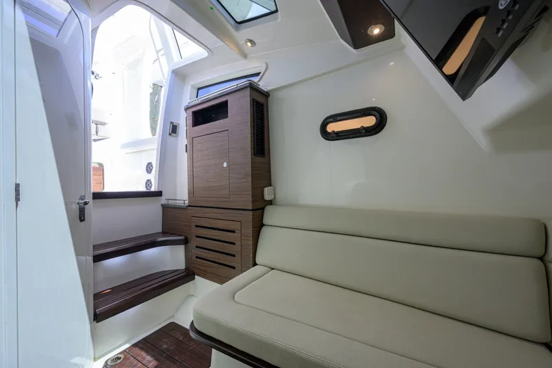 Slide: The Image of Boston Whaler 350 Realm 2020 - 7405527