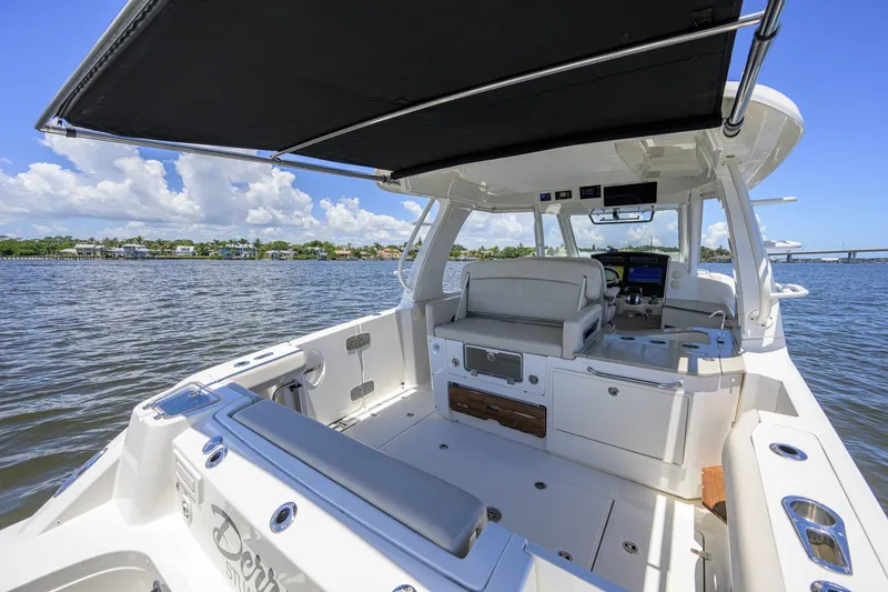 Slide: The Image of Boston Whaler 350 Realm 2020 - 7405556