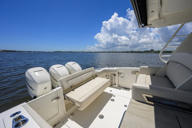 Slide: The Image of Boston Whaler 350 Realm 2020 - 7405544