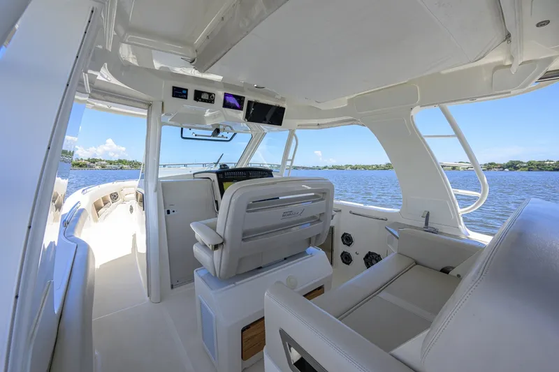 Slide: The Image of Boston Whaler 35 - DERRYN - Helm 2020 Boston Whaler 350 Realm - DERRYN - 7684417